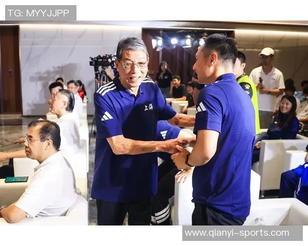 徐根宝高龄仍陪伴U20球员为他们付出辛劳感动球员心声 徐根宝高龄仍陪伴U20球员为他们付出辛劳感动球员心声